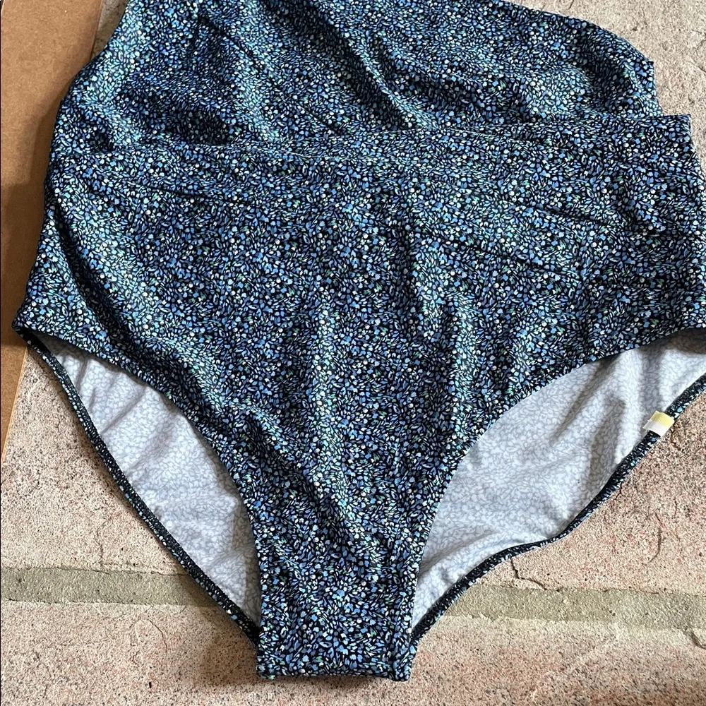 Summersalt  The Sidestroke One-Shoulder Swimsuit - Picture 3 of 10